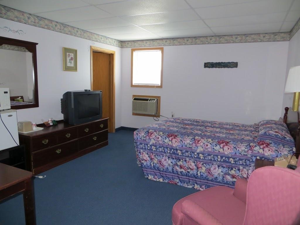 The Bluffs Inn & Suites Decorah Room photo