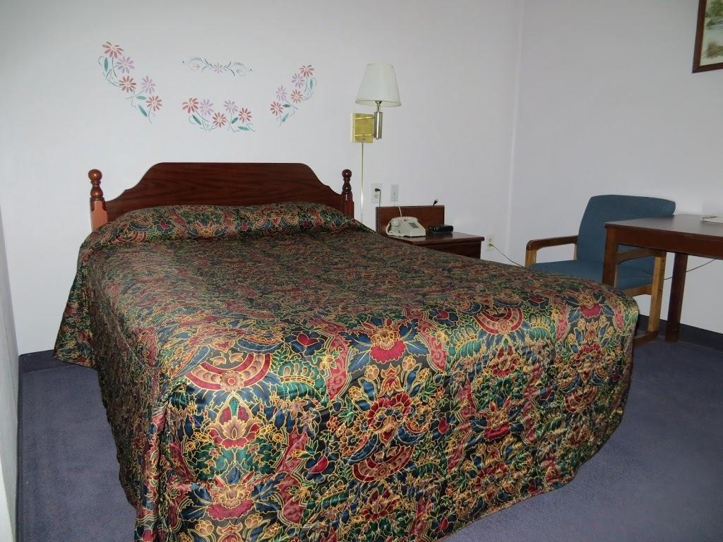 The Bluffs Inn & Suites Decorah Room photo